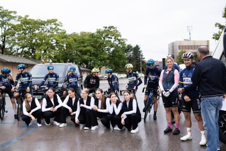 Sprejem kolesarjev na Zmagovalni turi za dober namen v Domžalah, foto: Jure Gubanc/Občina Domžale